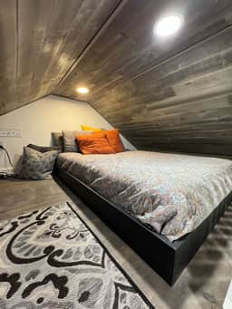 Tiny house with loft - Image 3